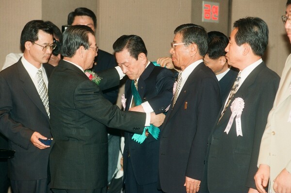 김종필국무총리 서리가 서울 강남구 논현동 건설회관에서 열린 `98 건설진흥촉진대회에서 조남욱 삼부토건 회장에게 금탑산업훈장을 수여하는 등 시상하고 있다 1998.6.18. 연합뉴스 자료사진