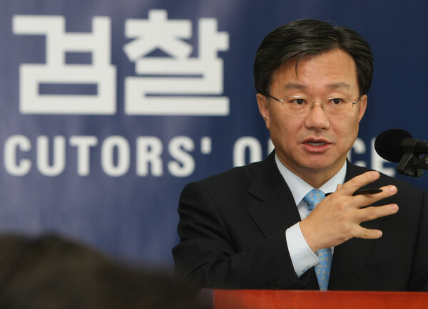 노무현 전 대통령 소환조사 상황을 브리핑 하고 있는 홍만표 대검 수사기획관. 2009.4.30. 연합뉴스 자료사진