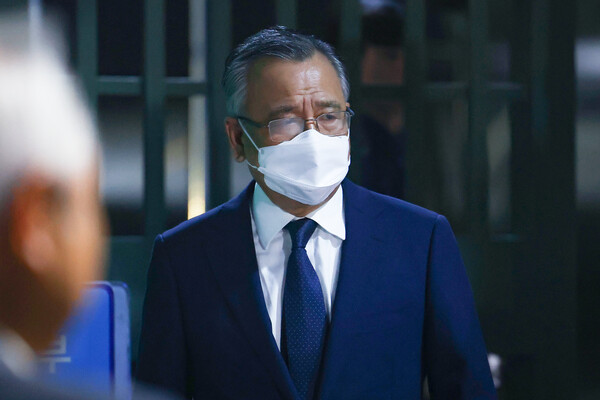 대장동 민간 개발업자들을 돕는 대가로 금품을 수수했다는 이른바 '50억 클럽' 의혹을 받는 박영수 전 특별검사가 구속영장이 기각돼 경기도 의왕 서울구치소에서 나오고 있다. 2023.6.30. 연합뉴스