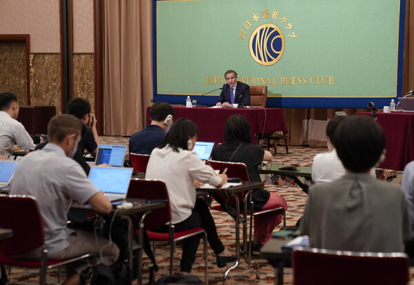  4일 일본 도쿄의 일본기자클럽에서, 이날 후쿠시마 핵오염수 해양 투기에 관한 IAEA 최종보고서를 발표한 라파엘 그로시 IAEA 사무총장이 기자회견을 하고 있다. 2023.07.04. EPA 연합뉴스