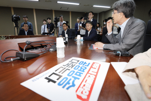 더불어민주당 의원들이 5일 오전 전체회의가 열리는 과천 방송통신위원회에 항의 방문해 김효재 방송통신위원장 직무대행과 면담하고 있다. 연합뉴스