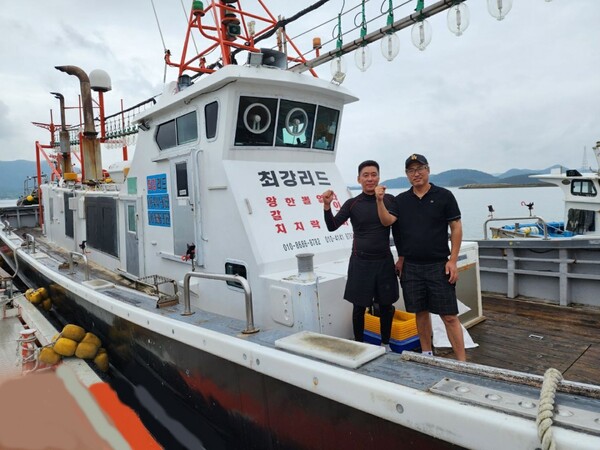 낚시 어선 '최강리드호' 선장 박상곤 씨(오른쪽)가 4일 경남 통영시 선촌항에 정박중인 '최강리드호'에 올라 포즈를 취하고 있다. 2023.7.4. 시민언론 민들레
