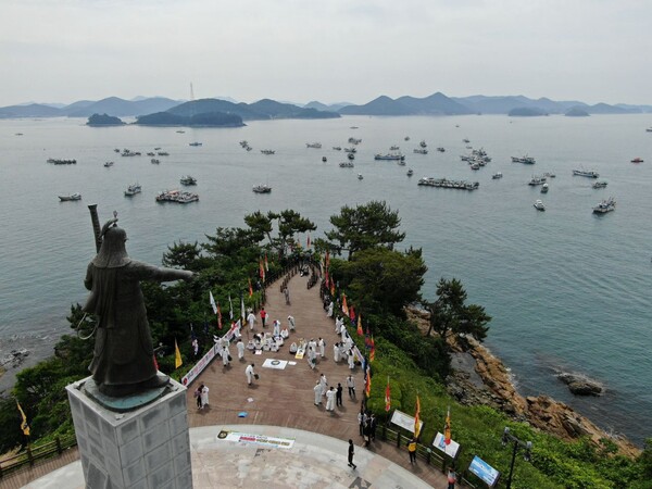 2021년 6월 어선들이 경남 통영시 한산도 앞바다에서 해상시위를 하는 모습. 2023.7.5. 박종권 경남기후위기비상행동 공동대표 제공