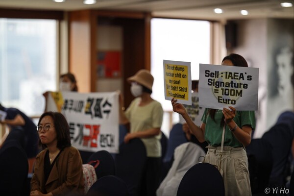 〈시민언론 민들레〉와 〈시민언론 더탐사〉는 4일 오전 10시 서울 중구 한국프레스센터 외신기자클럽 라운지에서 긴급 기자회견을 열고 일본 정부와 국제원자력기구(IAEA) 공모 의혹에 대해 전 세계 기자들이 연대할 것을 제안했다. 기자회견에 참석한 시민들이 후쿠시마 핵 폐수 해양투기에 대해 규탄하는 모습. 2023.7.4. 사진 이호 작가