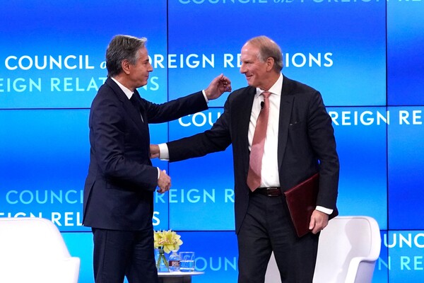 토니 블링컨 미 국무장관이 지난달 28일 뉴욕 외교관계협회(CFR)에서 대담을 마친 뒤 리처드 하스 CFR회장과 악수하고 있다. 이날 대담은 20년 동안 회장을 맡았던 하스의 마지막 공식행사였다. 2023.6.28. AFP 연합뉴스 