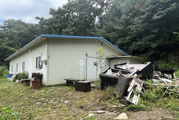 5일 오후 경기도 양평군 강상면 병산리 윤석열 대통령 부인 김건희 씨의 창고용지(병산리 1000-11번지)에 지어진 패널 건축물. 주변에 폐가구와 나무자재 등이 쌓여 있다. 2023.7.6. 김성진 기자