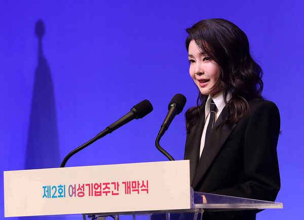 김건희 여사가 4일 서울 중구 신라호텔에서 열린 제2회 여성기업주간 개막식에서 축사하고 있다. 2023.7.4 [대통령실통신사진기자단] 연합뉴스
