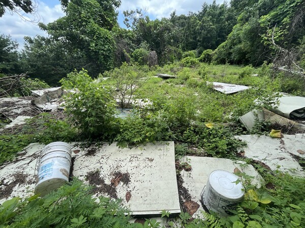 5일 오후 경기도 양평군 강상면 병산리 윤석열 대통령 부인 김건희 씨의 창고용지(병산리 1000-14번지)에 버려진 패널. 창고용지지만 창고는 없고 잔해만 남아있다. 2023.7.6. 김성진 기자