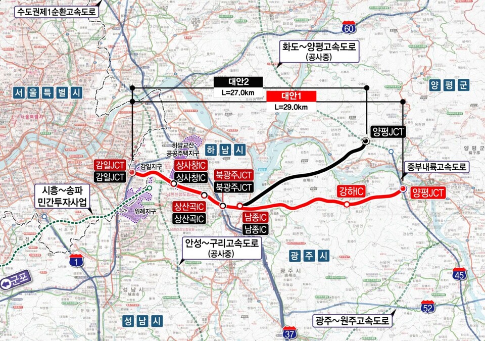 윤석열 대통령 부인 김건희 씨 일가의 경기도 양평군 토지를 둘러싸고 '고속도로 특혜' 의혹이 짙어지고 있다. 서울~양평 고속도로의 종점이 당초 계획됐던 양평군 양서면이 아닌 김 씨 일가의 토지 바로 인근인 강상면으로 바뀌면서다. 그림의 검정색선 오른쪽 끝이 양서면, 빨간색 선 오른쪽 끝이 강상면. 강상면 일대에 김건희 씨 일가의 땅이 있다. 그림은 서울~양평 고속도로 건설사업 전략환경영향평가서 갈무리. 2023.7.6. 국토교통부.