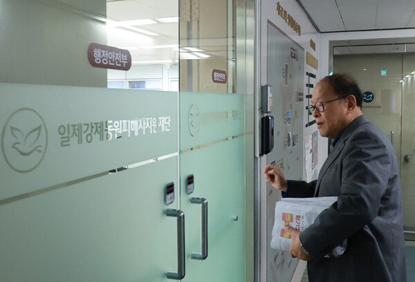 행정안전부산하 일제강제동원피해자지원재단의 심규선 이사장이 4일 서울 종로구 재단 사무실로 들어가고 있다. 2023.7.4. 연합뉴스