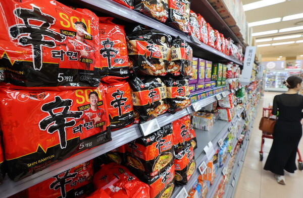 통계청이 발표한 '2023년 6월 소비자물가 동향'에 따르면 지난달 라면의 소비자물가지수는 123.95로 전년동월 대비 13.4% 상승했다. 이는 글로벌 금융위기 때인 2009년 2월(14.3%) 이후 14년 4개월 만에 최고치다. 사진은 5일 서울 한 대형마트에 진열된 라면. 2023.7.5. 연합뉴스