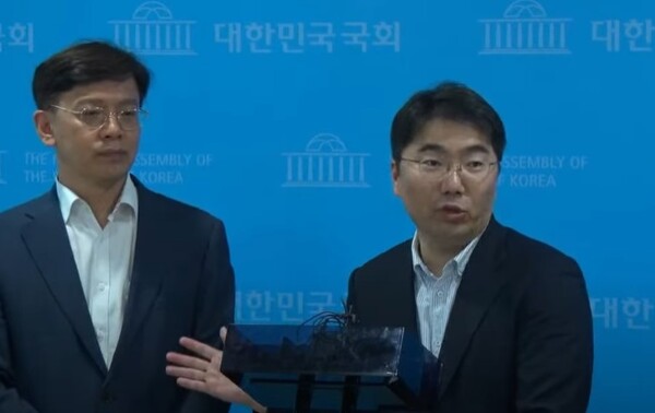 조상호 더불어민주당 법률위원회 부위원장(오른쪽)이 6일 민주당 혁신행동 기자회견에 참석해 기자들의 질문에 답하고 있다. 2023.7.6. 유튜브 채널 서울의 소리 캡쳐