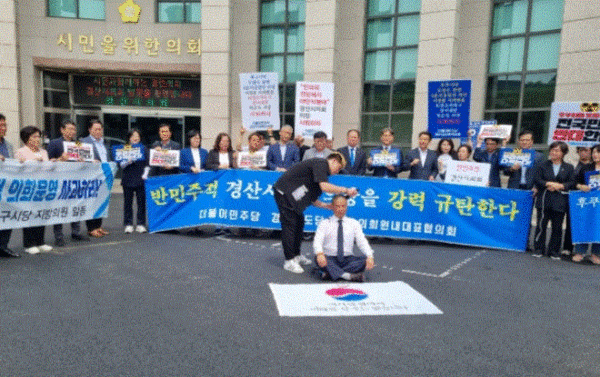 양재영 경산시의원이 지난 3일 경산시의회 앞에서 “박순득 의장 사퇴”를 촉구하며 항의의 의미로 삭발하고 있다 사진=민주당 경북도당