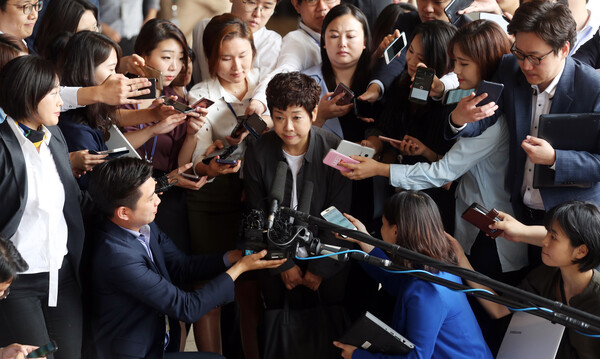 이명박 정부 시절 국가정보원이 작성한 문화예술계 블랙리스트 의혹과 관련해 방송인 김미화 씨가 19일 오전 서울 서초구 서울중앙지검에서 피해 상황에 관한 조사를 받기 위해 출석해 취재진의 질문을 받고 있다. 2017.9.19. 연합뉴스