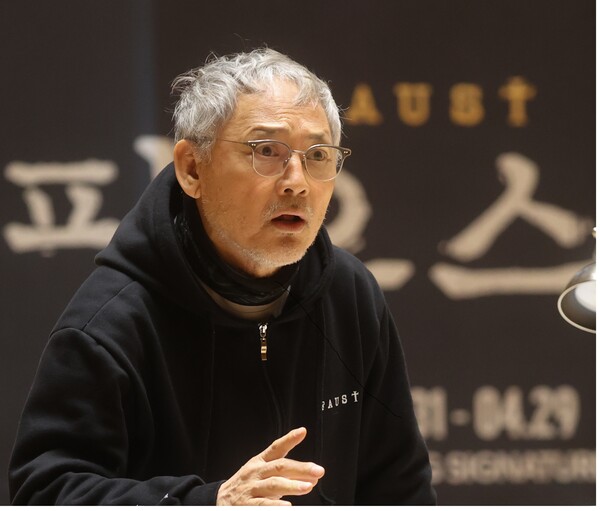 윤석열 대통령은 6일 대통령 문화체육특별보좌관에 유인촌 전 문화체육관광부 장관을 임명했다. 사진은 지난 3월 연극 '파우스트' 연습실 공개에서 주요 장면을 시연하는 유인촌 전 장관. 2023.7.6 연합뉴스 자료사진