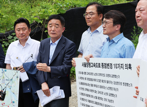 더불어민주당 서울-양평 고속도로 특혜 의혹 진상규명 TF 강득구 단장이 6일 오전 경기도 양평군 강상면 고속도로 종점 인근 현장에서 발언하고 있다. 2023.7.6. 연합뉴스