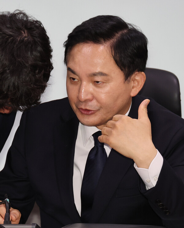 원희룡 국토교통부 장관이 6일 오전 서울 여의도 국회 의원회관에서 열린 서울~양평 고속도로에 대한 가짜뉴스 관련 국민의힘 국토교통위원회 실무 당정협의회에서 관계자와 대화하고 있다. 2023.7.6. 연합뉴스