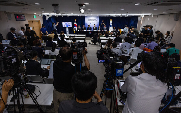 7일 오전 서울 종로구 정부서울청사에서 열린 후쿠시마 원전 오염수 방류에 대한 정부의 입장 발표 기자회견에서 방문규 국무조정실장을 비롯한 정부 관계자들이 취재진 질문에 답하고 있다. 2023.7.7 연합뉴스