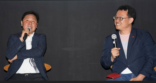 김동만(왼쪽) 감독과 이정원 4.3영화제 집행위원장은 ‘감독과의 대화’에서 4.3영화제가 제주를 대표하는 평화-인권 영화제가 되기를 희망했다. © 양나운