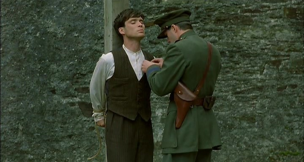 데이미언이 끝내 밀고와 전향을 거부하자 동생의 심장에 총살 표적지를 달고 있는 테디. © 4.3평화재단 