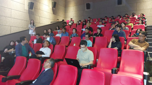 6월 31일 4.3영화제 참석자 상당수는 영화가 끝난 뒤에도 한 시간 가량 ‘김동만 감독과의 대화’에 참여했다. © 이봉수