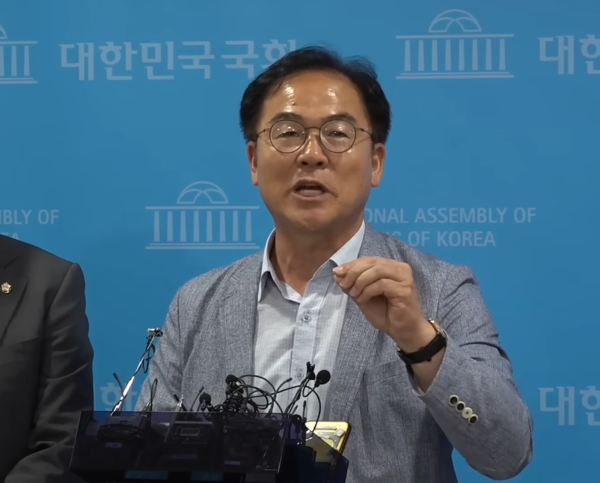민주당 최재관 여주·양평 지역위원장이 7일 국회에서 기자회견을 갖고 있다. 민중의소리 유튜브 캡처