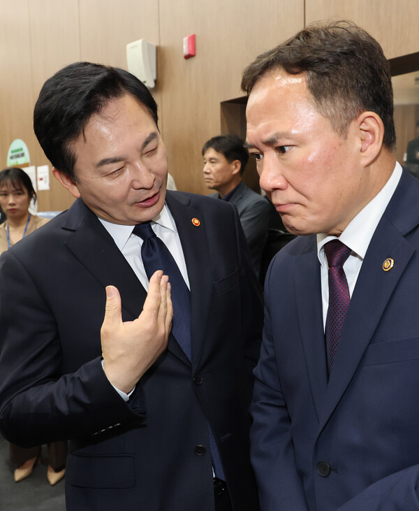 원희룡 국토교통부 장관과 백원국 국토교통부 제2차관이 6일 오전 서울 여의도 국회 소통관에서 국민의힘 소속 국토교통위원들의 '서울~양평 고속도로에 대한 가짜뉴스' 관련 실무 당정협의회 결과 브리핑을 들으며 대화하고 있다. 2023.7.6. 연합뉴스