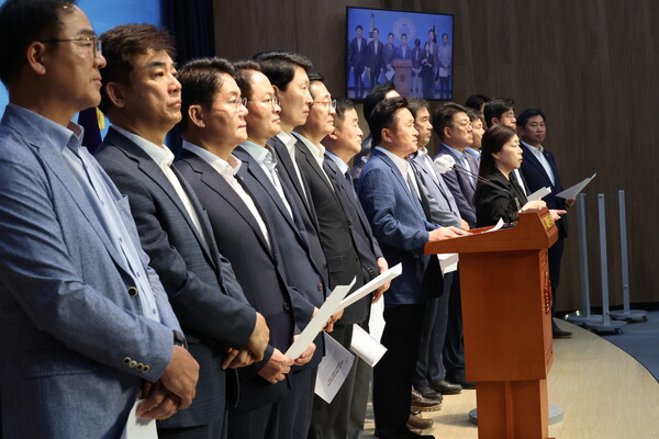 더불어민주당 양평고속도로 진상규명태스크포스(TF)와 국토교통위원회 의원들이 7일 국회에서 기자회견을 하고 있다. 2023.7.7. 연합뉴스