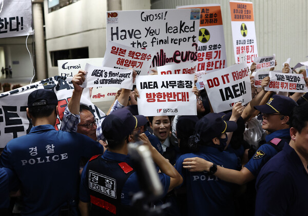 라파엘 그로시 국제원자력기구(IAEA) 사무총장의 입국이 예정된 7일 김포공항 국제선 입국장 인근에서 시민단체가 그로시 사무총장의 방한을 반대하는 손 피켓을 들고 있다. 2023.7.7. 연합뉴스