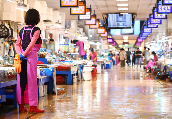 정부가 후쿠시마 원전 오염수 방류에 대한 종합보고서를 공개한 7일 서울 동작구 노량진수산시장에서 한 상인이 손님을 기다리고 있다. 정부는 7일 오전 서울 종로구 정부서울청사에서 열린 후쿠시마 오염수 관련 브리핑에서 "도쿄전력 오염수 처리계획이 계획대로 지켜진다면 배출기준과 목표치에 적합하며 국제원자력기구(IAEA) 등 국제기준에 부합한다"고 밝혔다. 2023.7.7. 연합뉴스