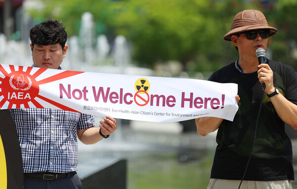 시민단체 환경보건시민센터 관계자들이 6일 오후 서울 광화문광장에서 라파엘 그로시 국제원자력기구(IAEA) 사무총장의 방한을 규탄하는 기자회견을 하고 있다. 2023.7.6. 연합뉴스