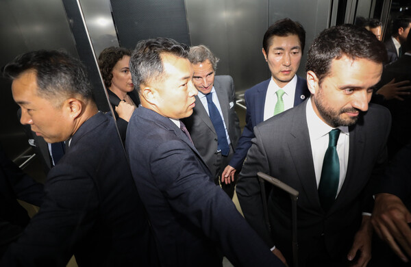 라파엘 그로시 국제원자력기구(IAEA) 사무총장이 7일 저녁 서울 강서구 김포공항 국제선에 도착, 시민단체의 항의를 피해 다른 곳으로 이동하고 있다. 2023.7.8. 연합뉴스