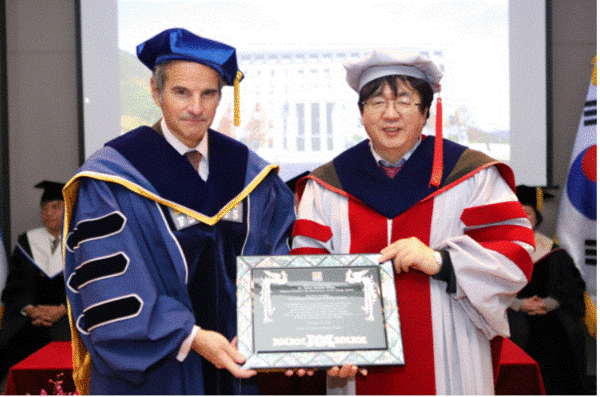 지난해 12월 14일 라파엘 그로시 국제원자력기구(IAEA) 사무총장(왼쪽)이 장순흥 부산외국어대 총장으로부터 명예박사 학위를 받았다. 부산외국어대 홈페이지