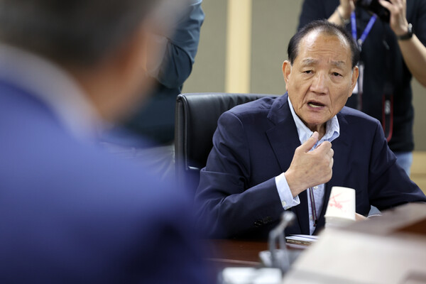 더불어민주당 의원들이 5일 오전 전체회의가 열리는 과천 방송통신위원회에 항의 방문, 김효재 방송통신위원장 직무대행이 발언하고 있다. 방송통신위원회는 이날 텔레비전방송수신료(KBS·EBS 방송 수신료)를 전기요금에서 따로 떼어 징수하는 내용의 방송법 시행령 개정안을 의결했다. 2023.7.5. 연합뉴스