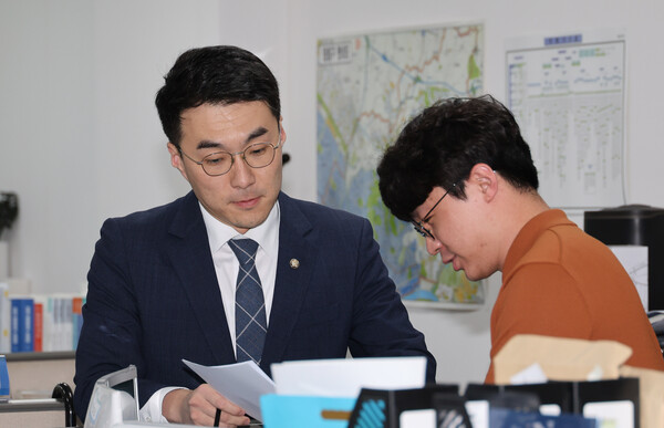 국회 윤리특별위원회 윤리심사자문위원회가 5차회의를 열고 무소속 김남국 의원의 가상자산 보유 논란 징계를 위한 심의를 계속할 예정인 3일 서울 여의도 국회 의원회관 의원실에서 김남국 의원이 보좌진과 함께 업무를 보고 있다. 2023.7.3. 연합뉴스