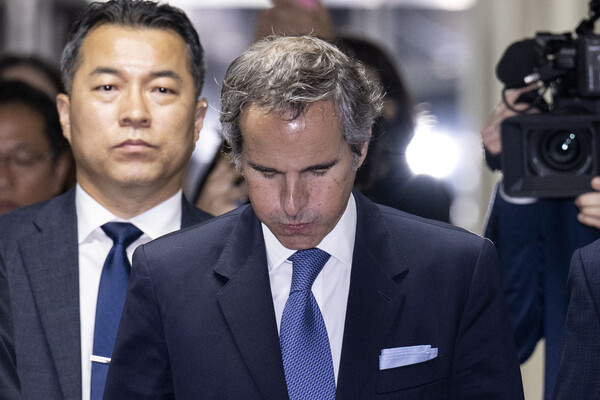 라파엘 그로시 국제원자력기구(IAEA) 사무총장이 9일 더불어민주당 후쿠시마 원전오염수 해양투기저지 대책위원회 위원들과 면담을 마치고 서울 여의도 국회 본청을 나서고 있다. 2023.7.9 [공동취재] 연합뉴스