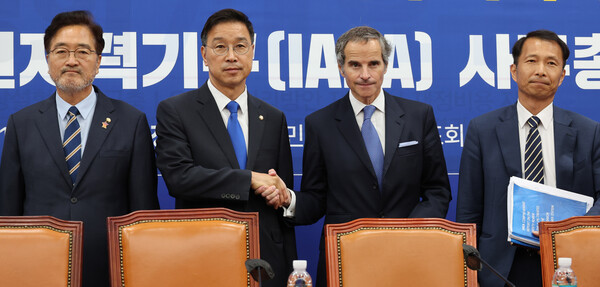 위성곤 더불어민주당 후쿠시마 원전오염수 해양투기저지 대책위원회 위원장(왼쪽 두번째)과 라파엘 그로시 국제원자력기구( IAEA) 사무총장(왼쪽 세번째)이 9일 오전 서울 여의도 국회에서 면담에 앞서 악수하고 있다. 2023.7.9 [공동취재] 연합뉴스