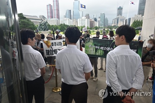 시민단체 회원들이 9일 더불어민주당 후쿠시마 원전오염수 해양투기저지 대책위원회-국제원자력기구 면담이 열리고 있는 국회 본청 앞에서 후쿠시마 오염수 해양투기 반대 구호를 외치자 국회 직원들이 진입을 저지하고 있다. 2023.7.9 [공동취재] 연합뉴스