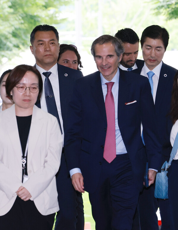 라파엘 그로시 국제원자력기구(IAEA) 사무총장이 8일 오후 정부서울청사에 도착해 유국희 원자력안전위원장과의 면담을 위해 이동하고 있다. 2023.7.8. 연합뉴스