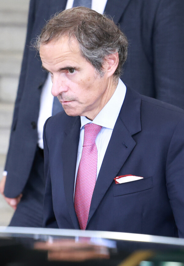 라파엘 그로시 국제원자력기구(IAEA) 사무총장이 8일 오후 정부서울청사와 외교부 청사에서 유국희 원자력안전위원장, 박진 외교부 장관과의 면담을 마친 뒤 청사를 떠나고 있다. 2023.7.8. 연합뉴스