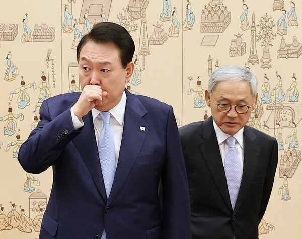 윤석열 대통령과 유인촌 대통령 문화체육특별보좌관이 7일 서울 용산 대통령실 청사에서 열린 위촉장 수여식에 참석하고 있다. 2023.7.7. 연합뉴스