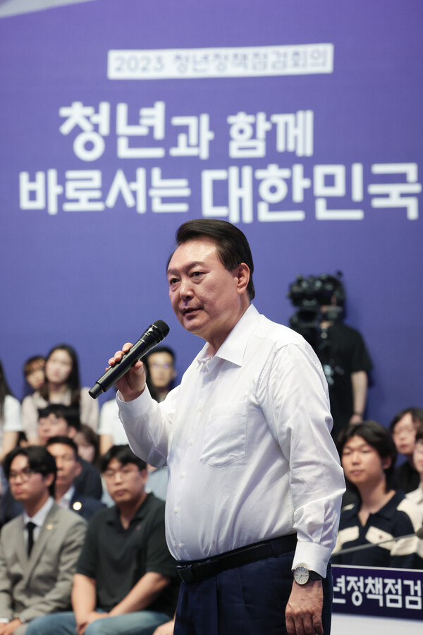 윤석열 대통령이 6일 서울 서초구 플로팅아일랜드 컨벤션홀에서 열린 청년정책 점검회의에서 마무리 발언을 하고 있다. 2023.7.6 [대통령실 제공] 연합뉴스