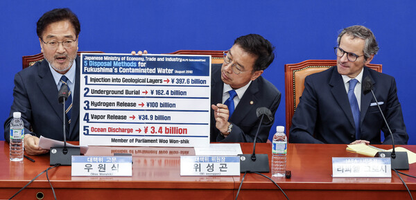 우원식 더불어민주당 후쿠시마 원전 오염수 해양 투기 저지 대책위원회 고문이 9일 서울 여의도 국회에서 열린 더불어민주당 후쿠시마 원전오염수 해양투기저지 대책위원회-국제원자력기구 면담에서 그로시 사무총장에게 원전 오염수 처리 비용과 관련된 자료를 보여주고 있다. 2023.7.9 [공동취재] 연합뉴스