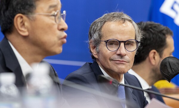민주당 일본 핵오염수 대책위 면담에 참석한 라파엘 그로시 국제원자력기구(IAEA) 사무총장이 대책위원장인 위성곤 의원이 모두발언을 통해 IAEA 보고서의 문제점을 비판하자 불만스러운 표정을 짓고 있다. 2023 07 09 [공동취재단] 연합뉴스
