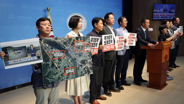 시민사회단체와 더불어민주당 김두관 의원이 10일 국회에서 서울-양평 고속도로 관련 기자회견을 하고 있다. 2023.7.10. 연합뉴스