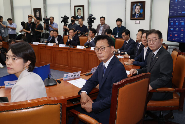 민주당 이재명 대표와 박광온 원내대표가 10일 국회 당 사무실에서 최고위 회의에 앞서 당 홈페이지 시연을 보고 있다. 2023.7.10. 연합뉴스