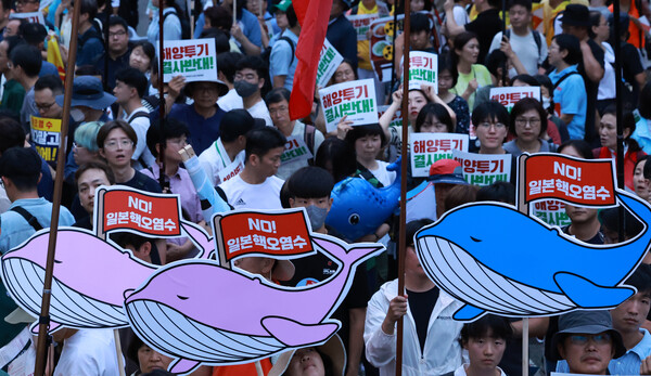 8일 오후 '방사성오염수 해양투기 저지 4차 전국행동의 날' 참가자들이 서울 종로구 대한민국역사박물관 앞에서 집회를 마친 뒤 주한일본대사관 앞까지 행진해 정리 집회를 하고 있다. 2023.7.8. 연합뉴스