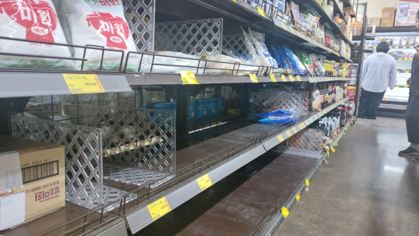 서귀포시 성산읍 365식자재마트 소금 진열대에서 천일염은 자취를 감췄다. © 이봉수 