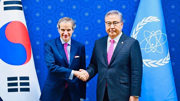 박진 외교부 장관이 8일 오후 서울 종로구 외교부 청사에서 라파엘 그로시 국제원자력기구(IAEA) 사무총장과의 면담에 앞서 악수를 하고 있다. 2023.7.8. 연합뉴스