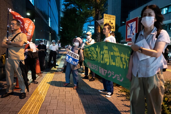 일본 정부의 후쿠시마 제1원자력발전소 오염수 해양 방류 계획에 반대하는 일본 시민들이 5일 도쿄전력 본사 앞에서 시위하고 있다. 국제원자력기구(IAEA)는 전날 오염수 해양 방류 계획이 국제 안전기준에 부합한다고 평가한 종합보고서를 발표했다. 2023.07.06. EPA 연합뉴스
